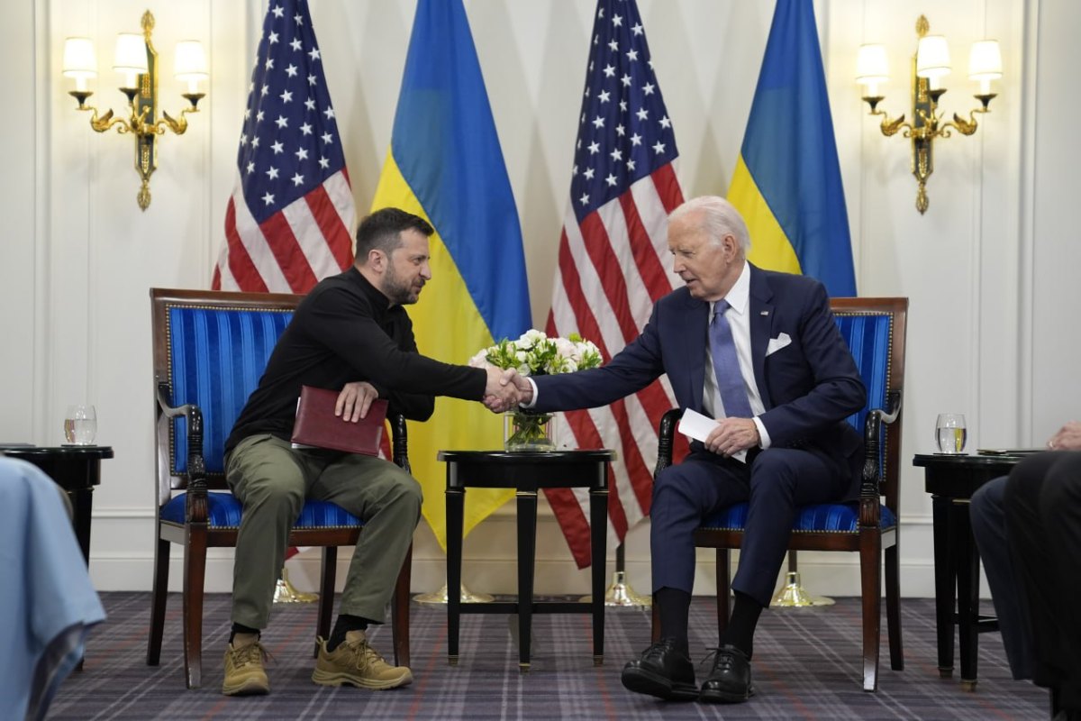 លោក Biden សុំទោស លោក Zelenskyy ចំពោះការពន្យារពេលជំនួយ