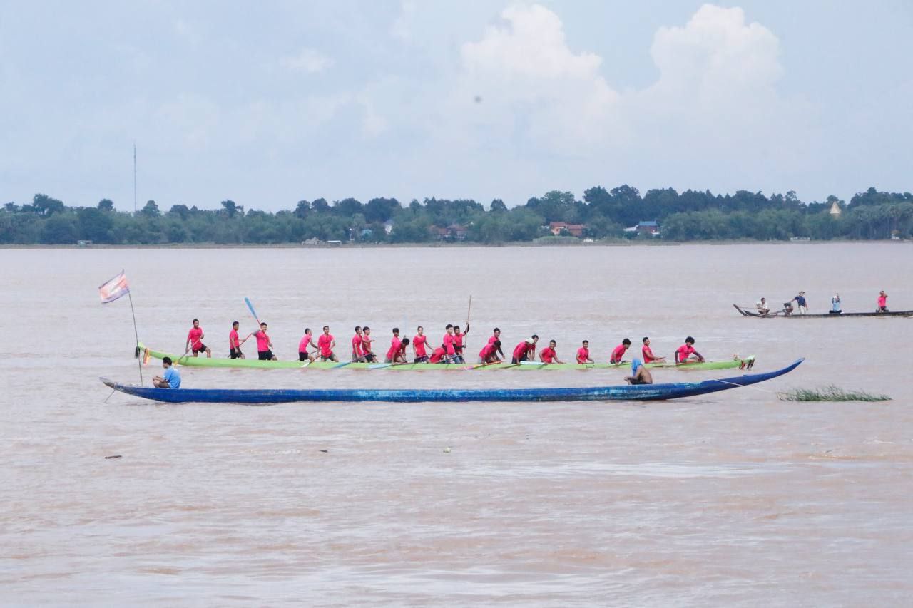 ទិដ្ឋភាព ពិធីប្រណាំងទូក ង ដេីម្បីបង្កភាពសប្បាយរីករាយ ក្នុងឱកាសភ្ជុំបិណ្ឌនេះនៅរមណីយដ្ឋាន ភ្នំហាន់ជ័យ ។