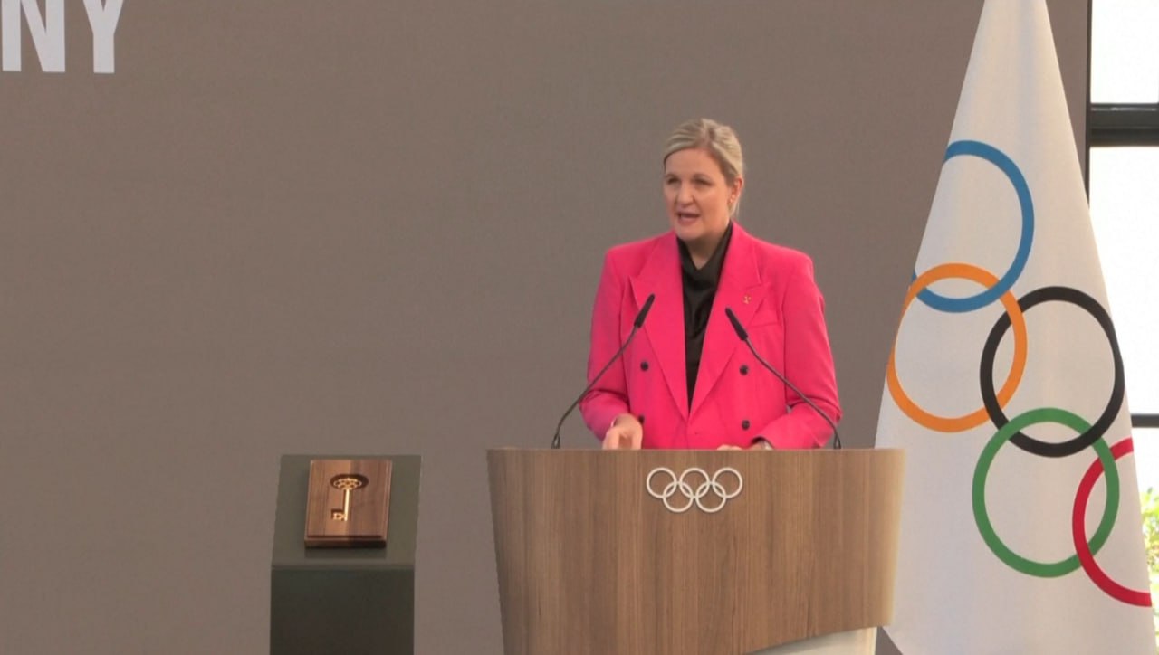 លោកស្រី Kirsty Coventry បានចូលកាន់តំណែងជាប្រធានគណៈកម្មាធិការអូឡាំពិកអន្តរជាតិ (IOC) និងទទួលកូនសោមាសជាផ្លូវការជាមួយការសន្យាពង្រឹង និងពង្រីកកីឡាអូឡាំពិកកាន់តែមានប្រសិទ្ធភាព និងអស្ចារ្យសម្រាប់អត្តពលិក និងអ្នកពាក់ព័ន្ធ។   ជើងឯកអូឡាំពិកសញ្ជាតិហ្ស៊ីមបាវ៉េរូបនេះ ទទួលតំណែងបន្តពីលោក Thomas Bach ក្នុងពិធីដែលរៀបចំនៅទីក្រុង Lausanne ប្រទេសស្វីស ៕