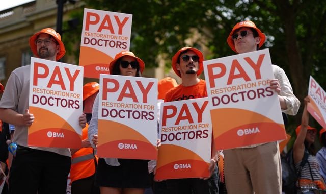 គ្រូពេទ្យហាត់ការនៅអង់គ្លេស គ្រោងធ្វើកូដកម្មនៅថ្ងៃសុក្រសប្ដាហ៍នេះ បន្ទាប់ពីកិច្ចចរចាប្រាក់ខែបរាជ័យ